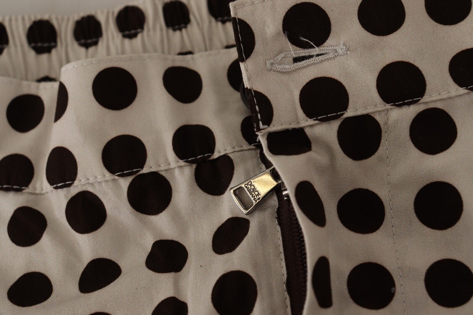 Shorts en coton et lin noirs et blancs à pois de Dolce & Gabbana, style décontracté et élégant.