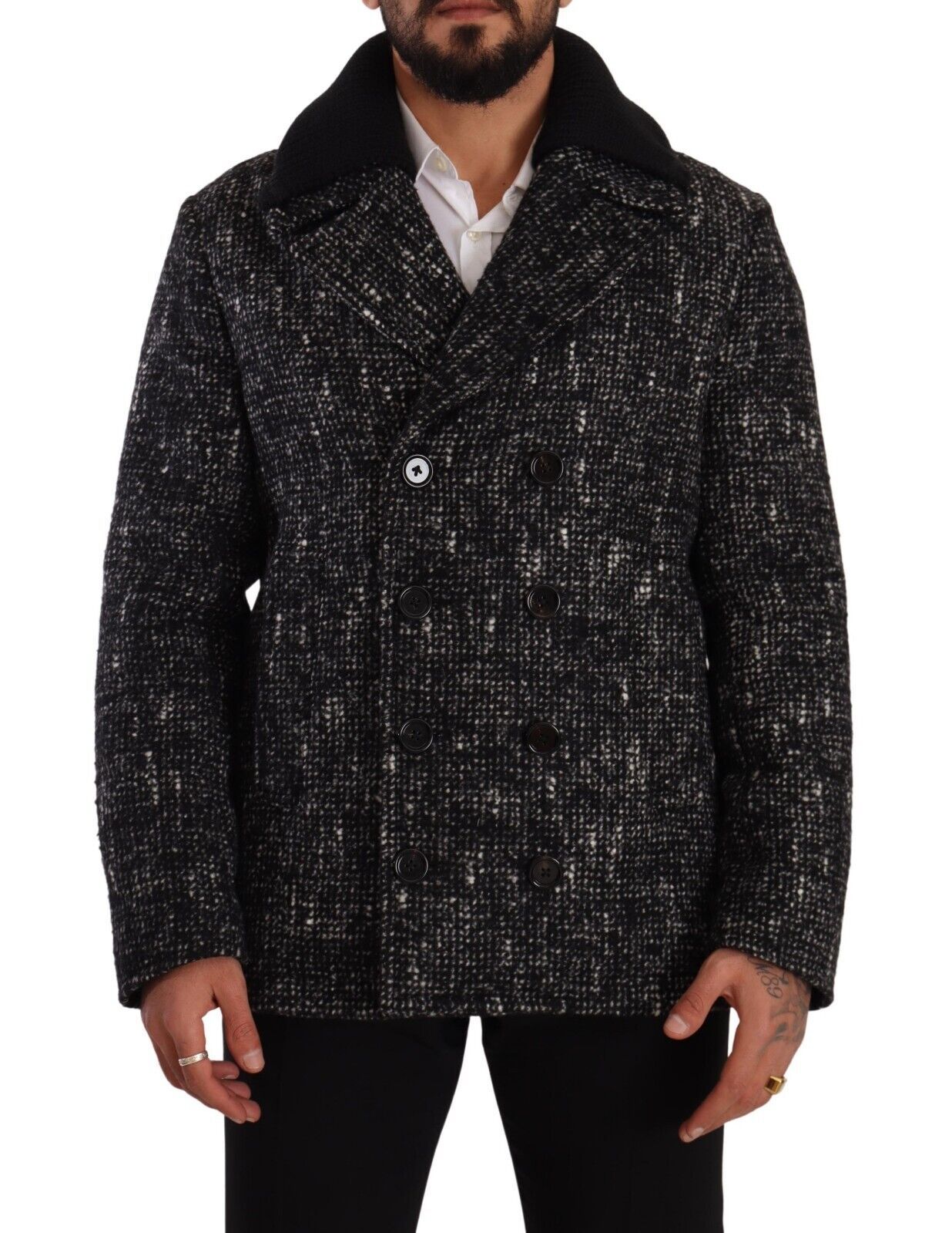 Manteau homme en laine noire Dolce & Gabbana, double boutonnage, coupe élégante et classique, porté sur un mannequin.