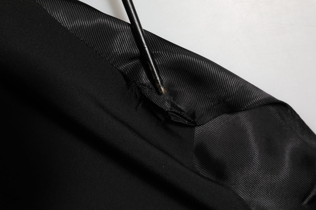 Gilet homme en laine noire de la marque Dolce & Gabbana, costume formel élégant, vue en gros plan.