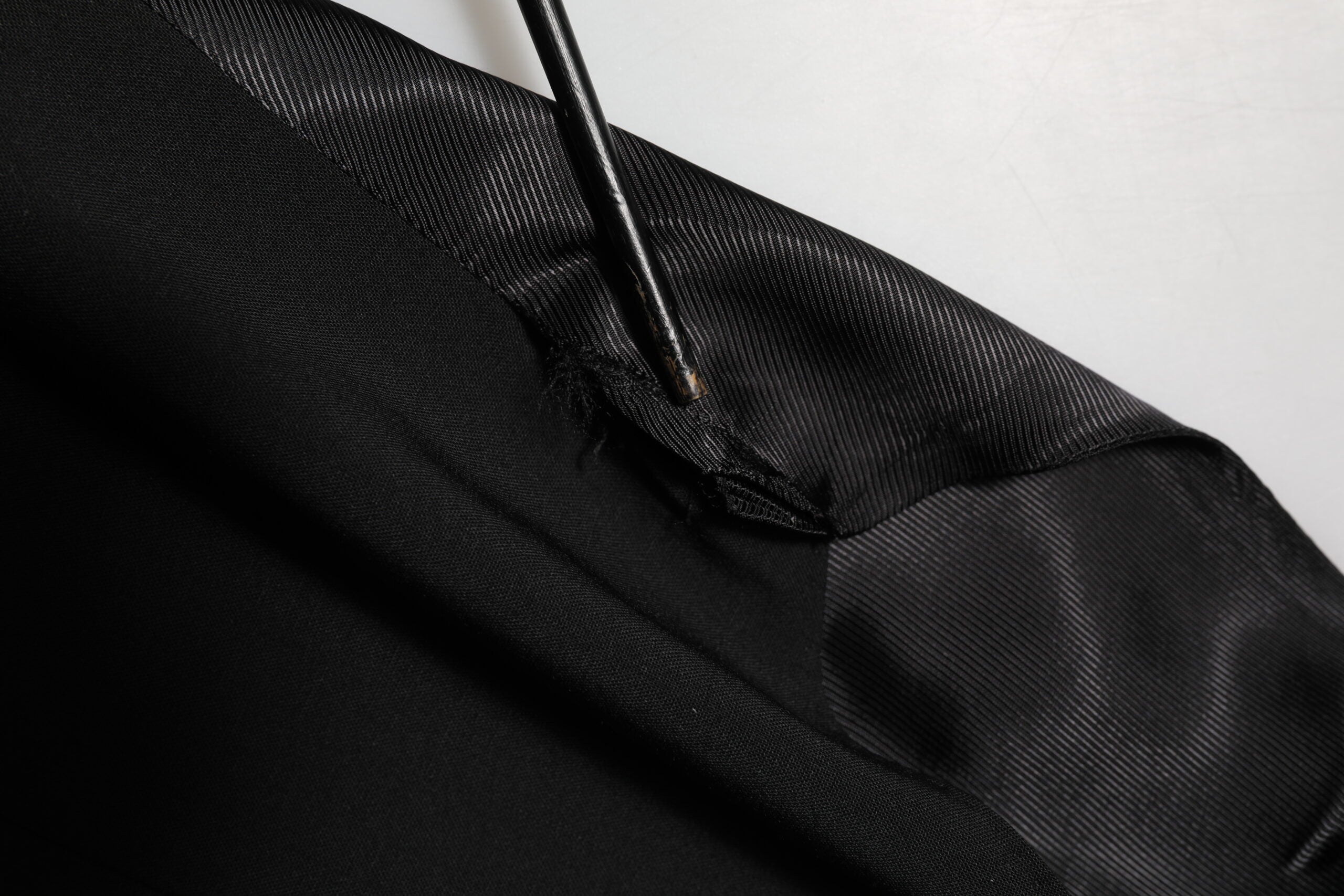 Gilet homme en laine noire de la marque Dolce & Gabbana, costume formel élégant, vue en gros plan.