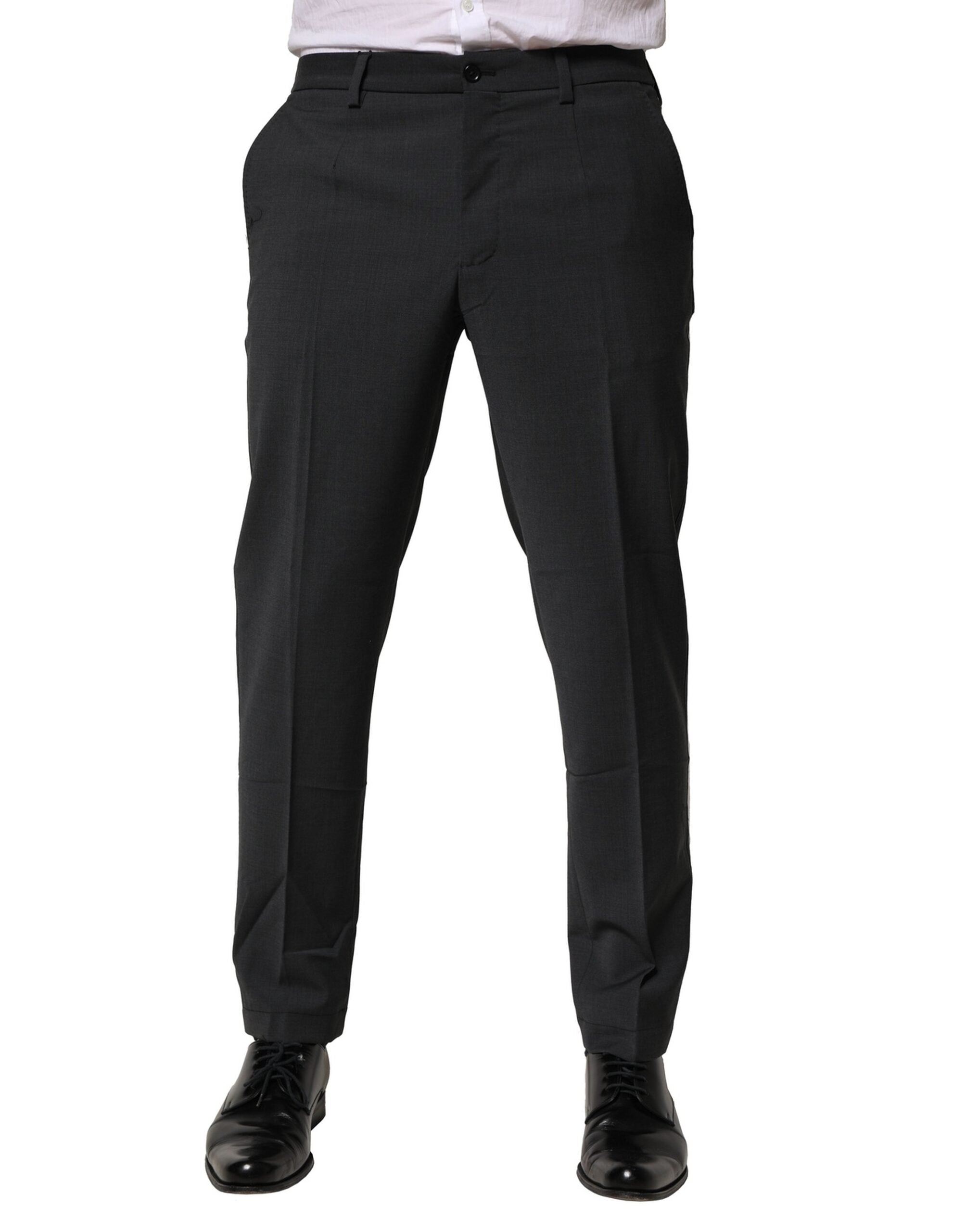 Pantalon formel noir en laine Dolce & Gabbana, coupe slim, porté avec une chemise blanche, détails élégants.