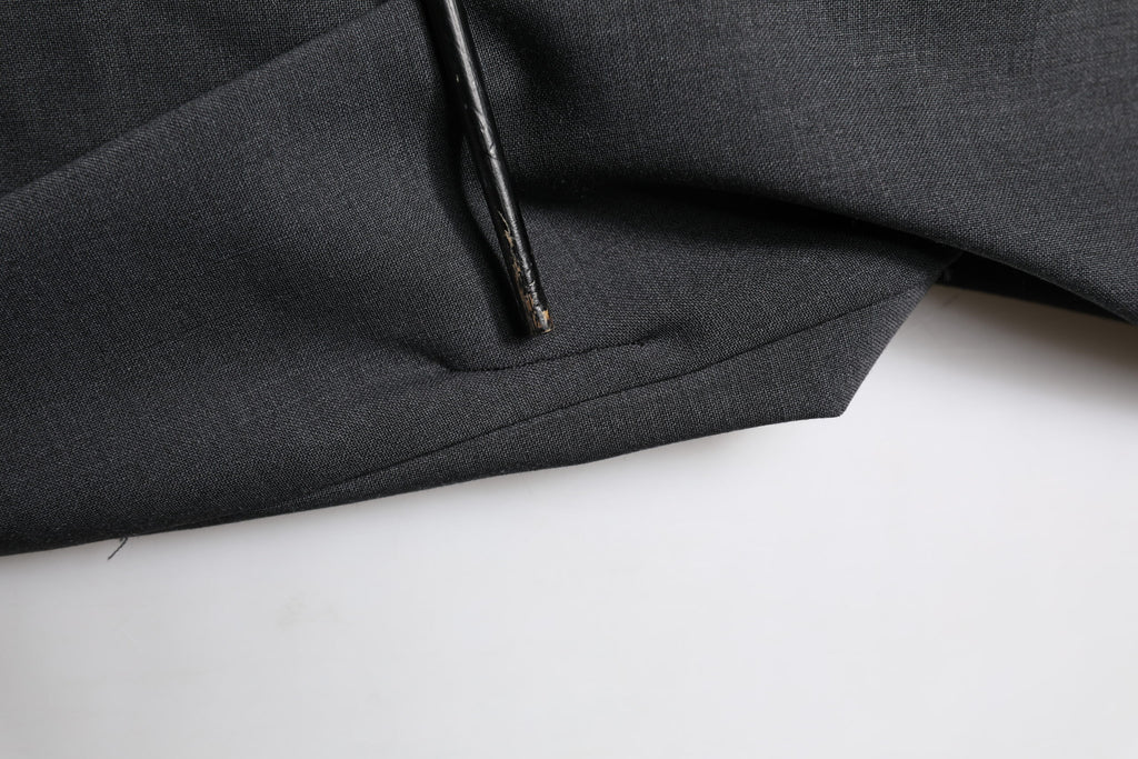 Pantalon homme noir en laine Dolce & Gabbana, costume formel slim, élégant et ajusté, vue de face sur fond blanc.