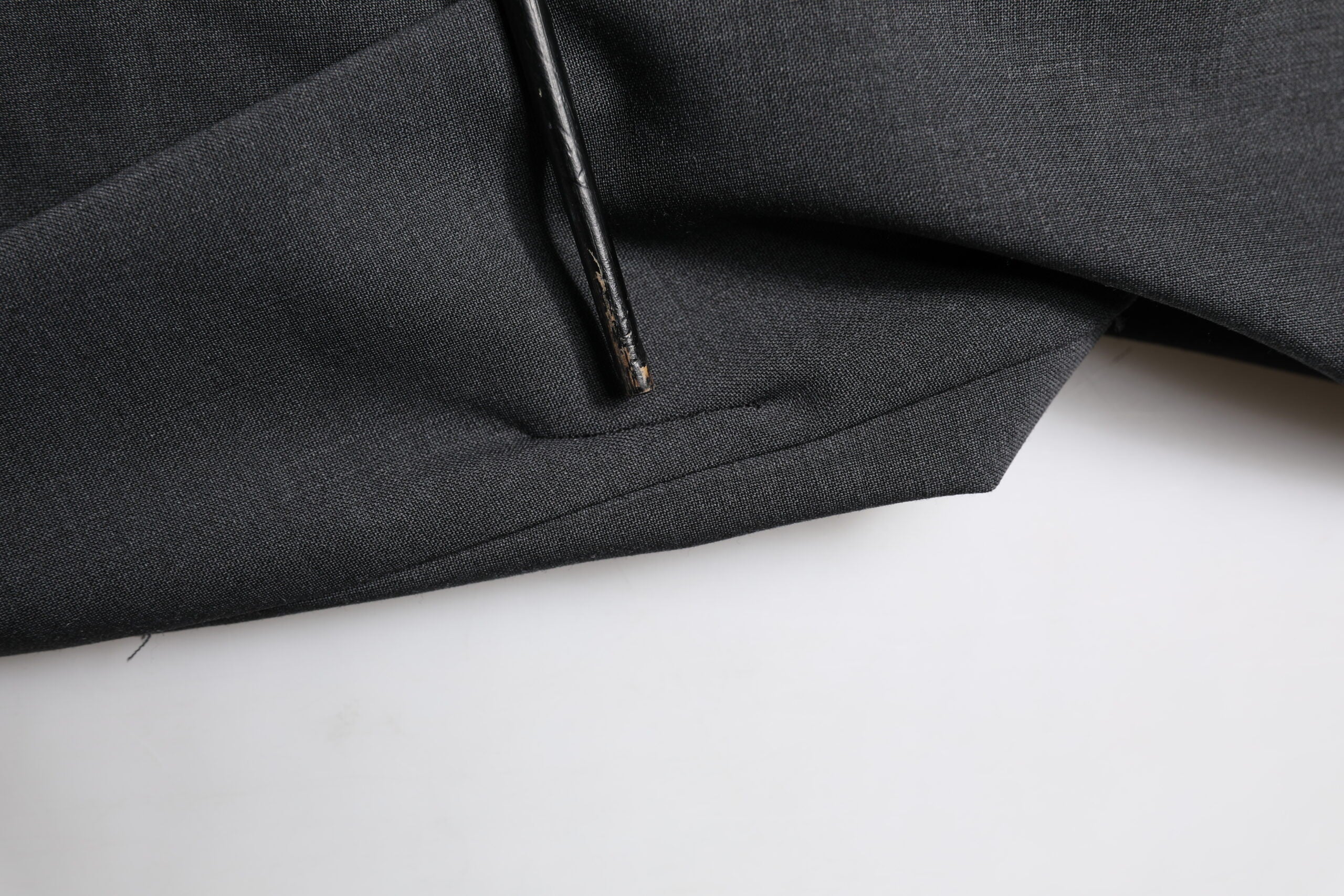 Pantalon homme noir en laine Dolce & Gabbana, costume formel slim, élégant et ajusté, vue de face sur fond blanc.