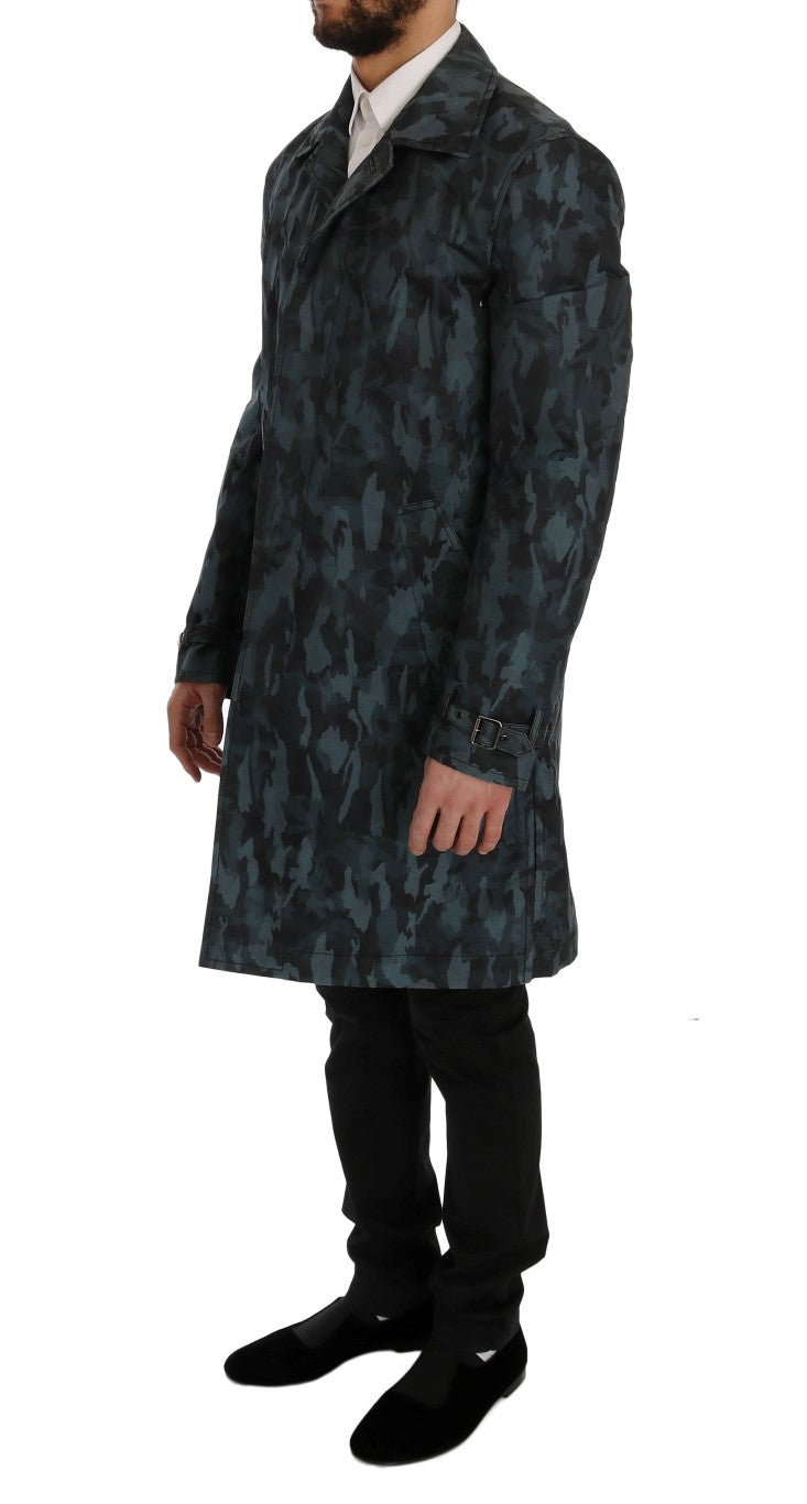 Imperméable Dolce & Gabbana en camouflage bleu, coupe trench élégante, détails de boutons et ceinture à la taille.