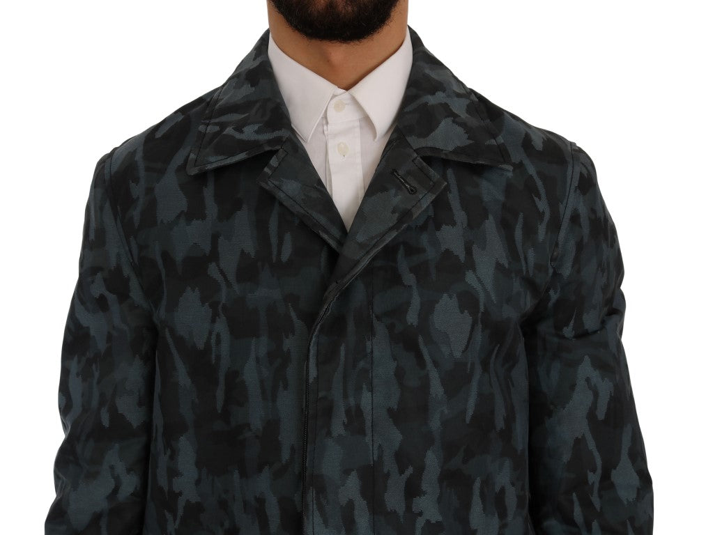 Trench Dolce & Gabbana à motif camouflage bleu, style élégant et moderne, visible en détail sur l’image.