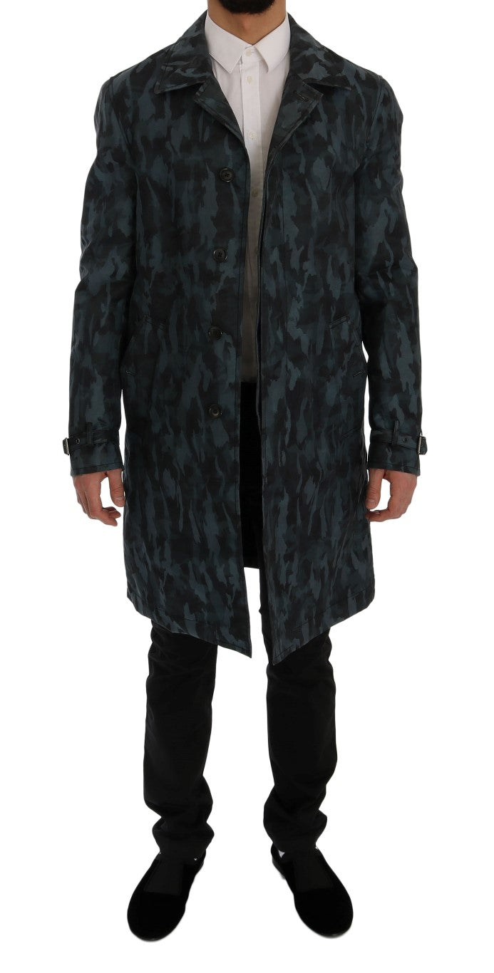 Trench bleu camouflage Dolce & Gabbana en tissu léger avec ceinture à la taille et boutons sur le devant.