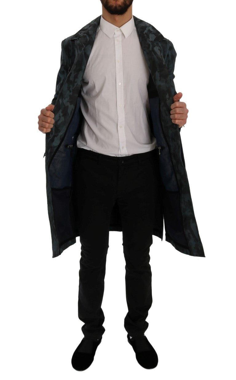 Trench bleu camouflage Dolce & Gabbana, coupe classique, détails de couture et ceinture, mode élégante et tendance.