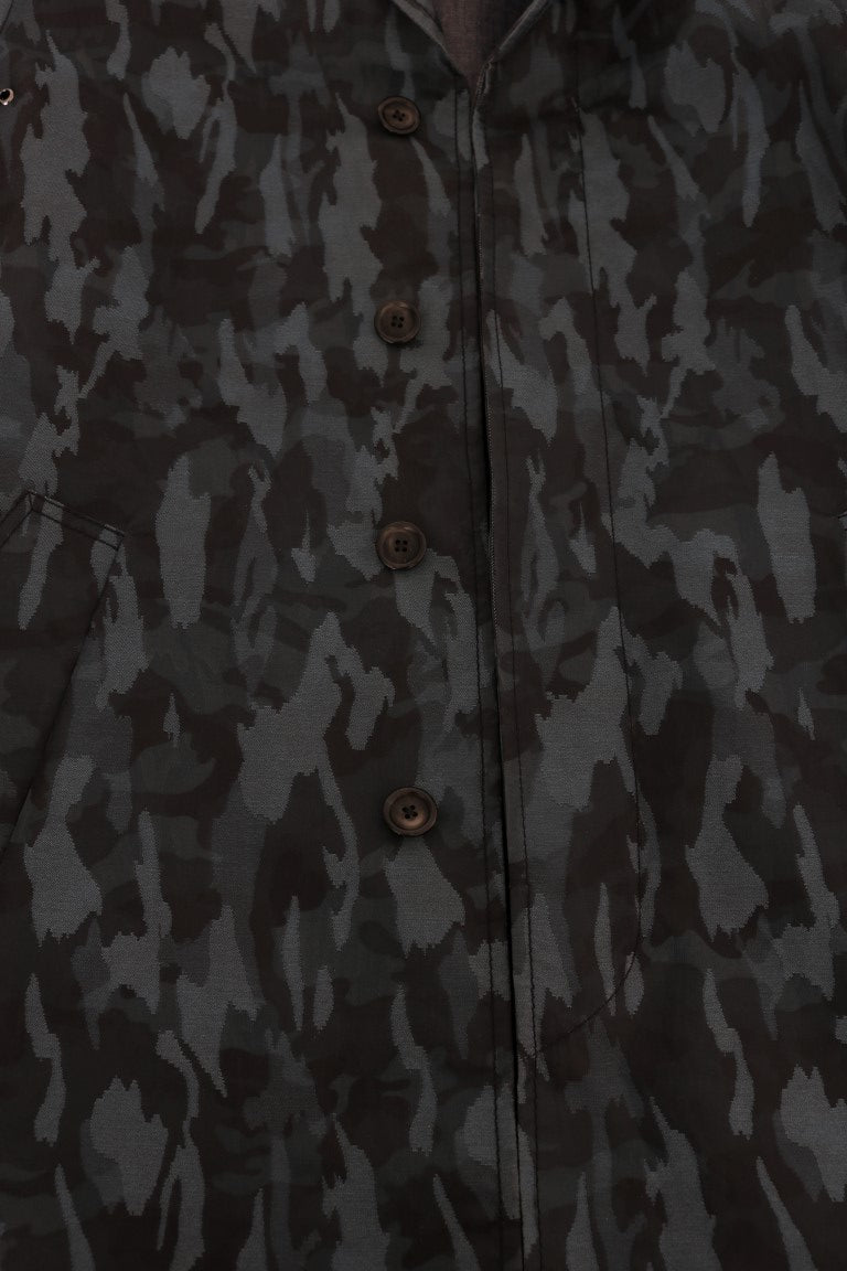 Manteau trench camouflé bleu Dolce & Gabbana, tendance et élégant, visible en gros plan dans l'image.
