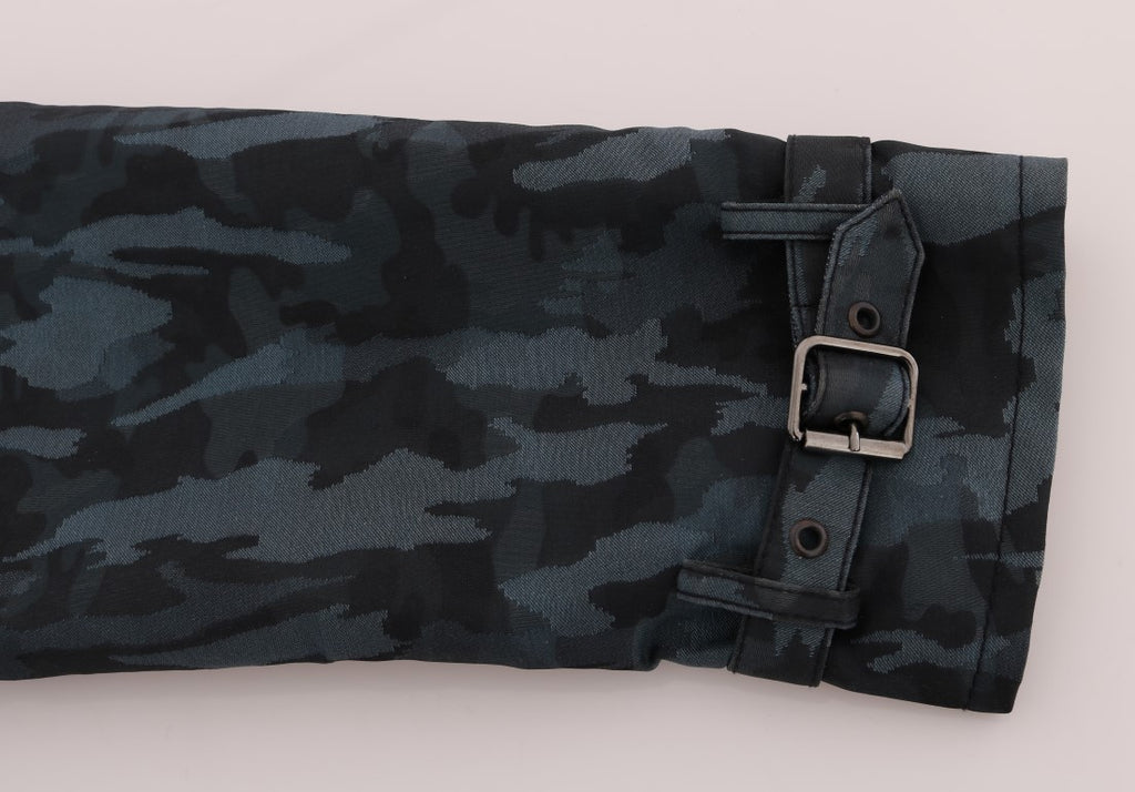 Imperméable camouflage bleu Dolce & Gabbana avec ceinture et détails modernes, parfait pour un style élégant et audacieux.