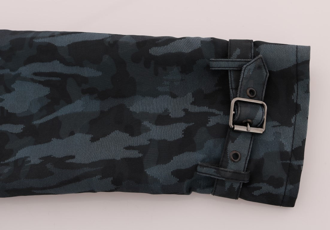 Imperméable camouflage bleu Dolce & Gabbana avec ceinture et détails modernes, parfait pour un style élégant et audacieux.