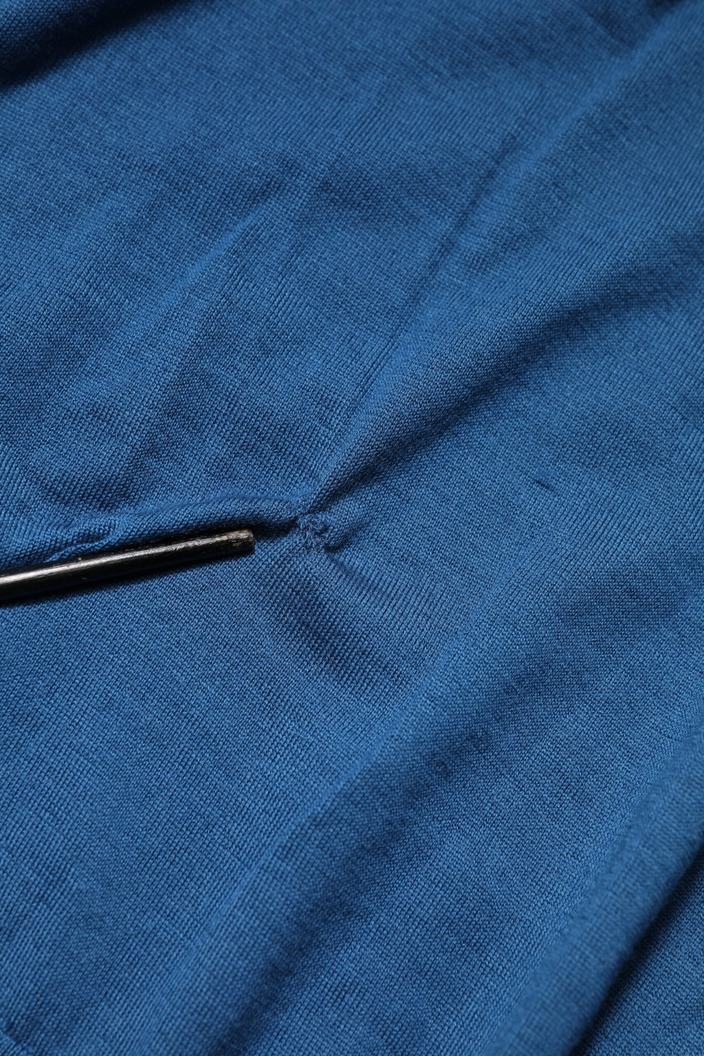 Sweatshirt Dolce & Gabbana en cachemire bleu à col rond, pull décontracté avec logo discret, visible en image.