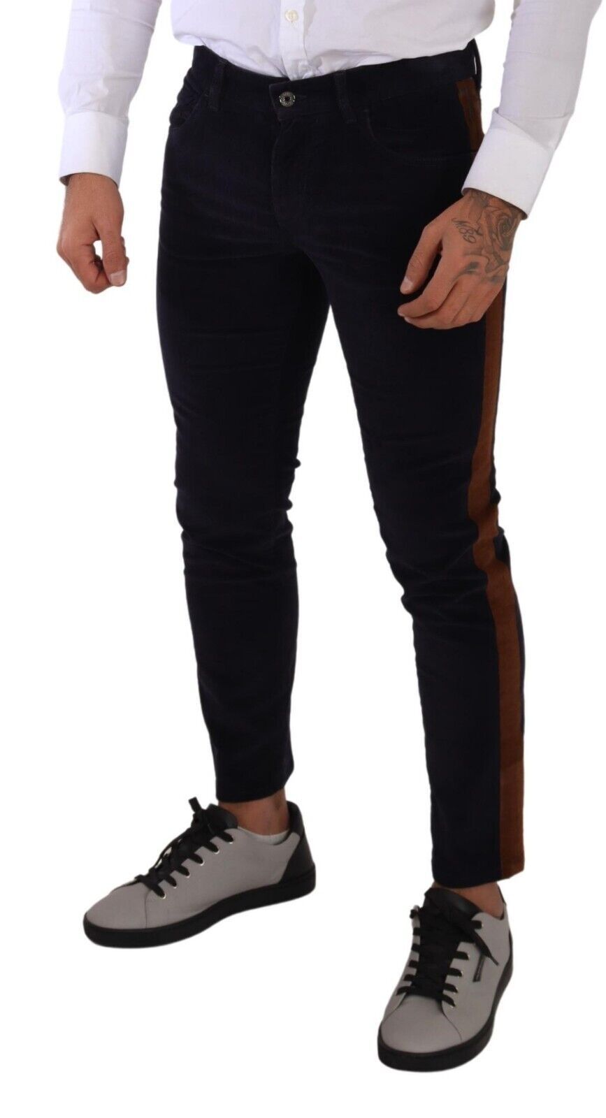 Jeans skinny en coton stretch bleu Dolce & Gabbana, coupe ajustée et texture en corduroy visible sur l'image.