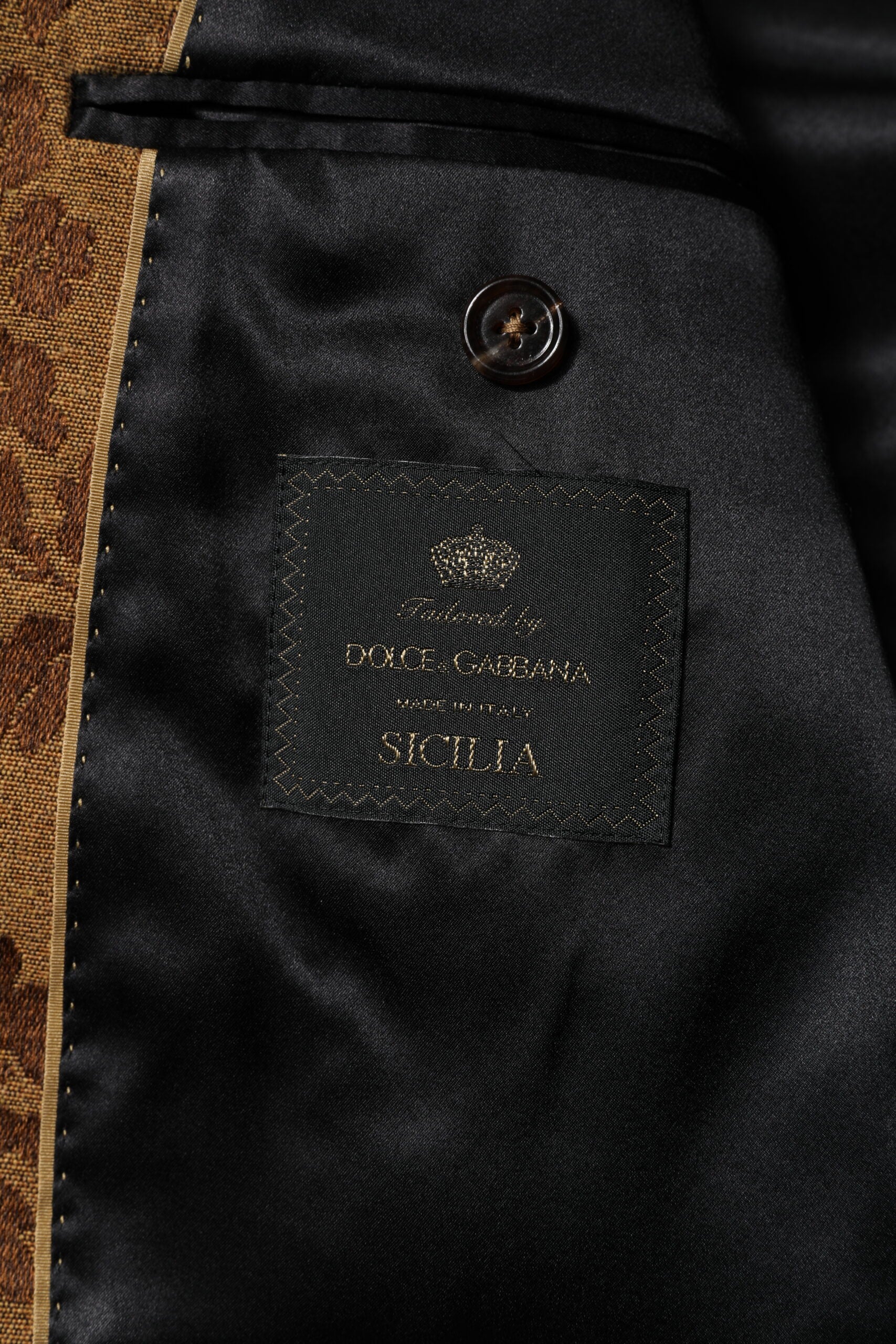 Costume deux pièces Dolce & Gabbana en jacquard floral brun, style Sicilia, vue de l'ensemble sur mannequin.