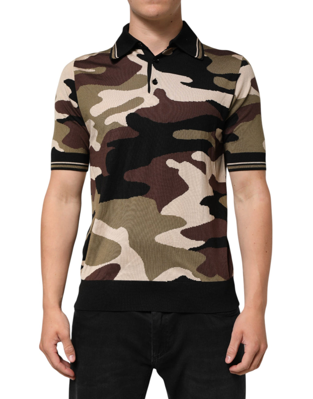 T-shirt polo militaire en soie camouflage marron Dolce & Gabbana, style élégant et décontracté avec motif camouflage.
