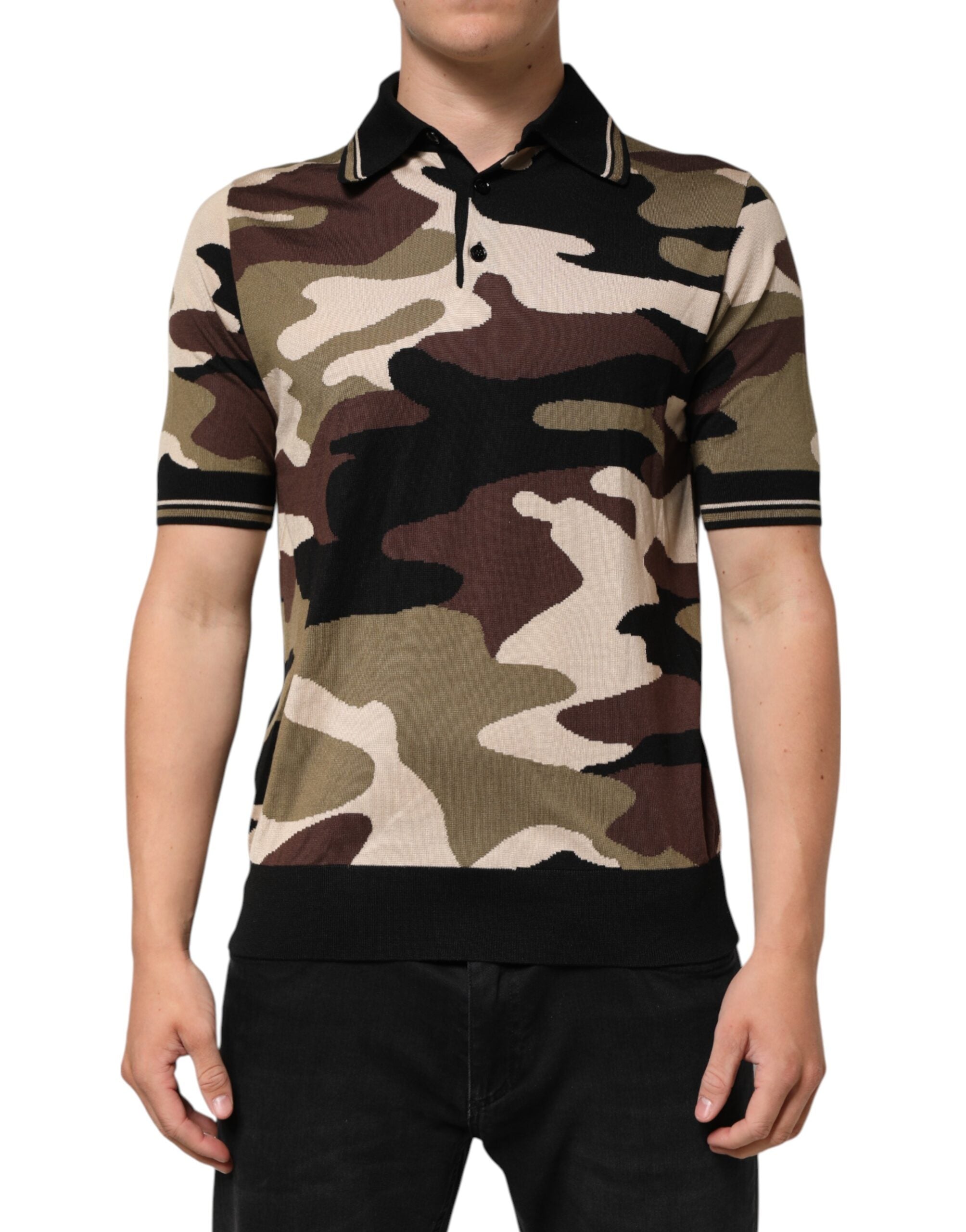 T-shirt polo militaire en soie camouflage marron Dolce & Gabbana, style élégant et décontracté avec motif camouflage.