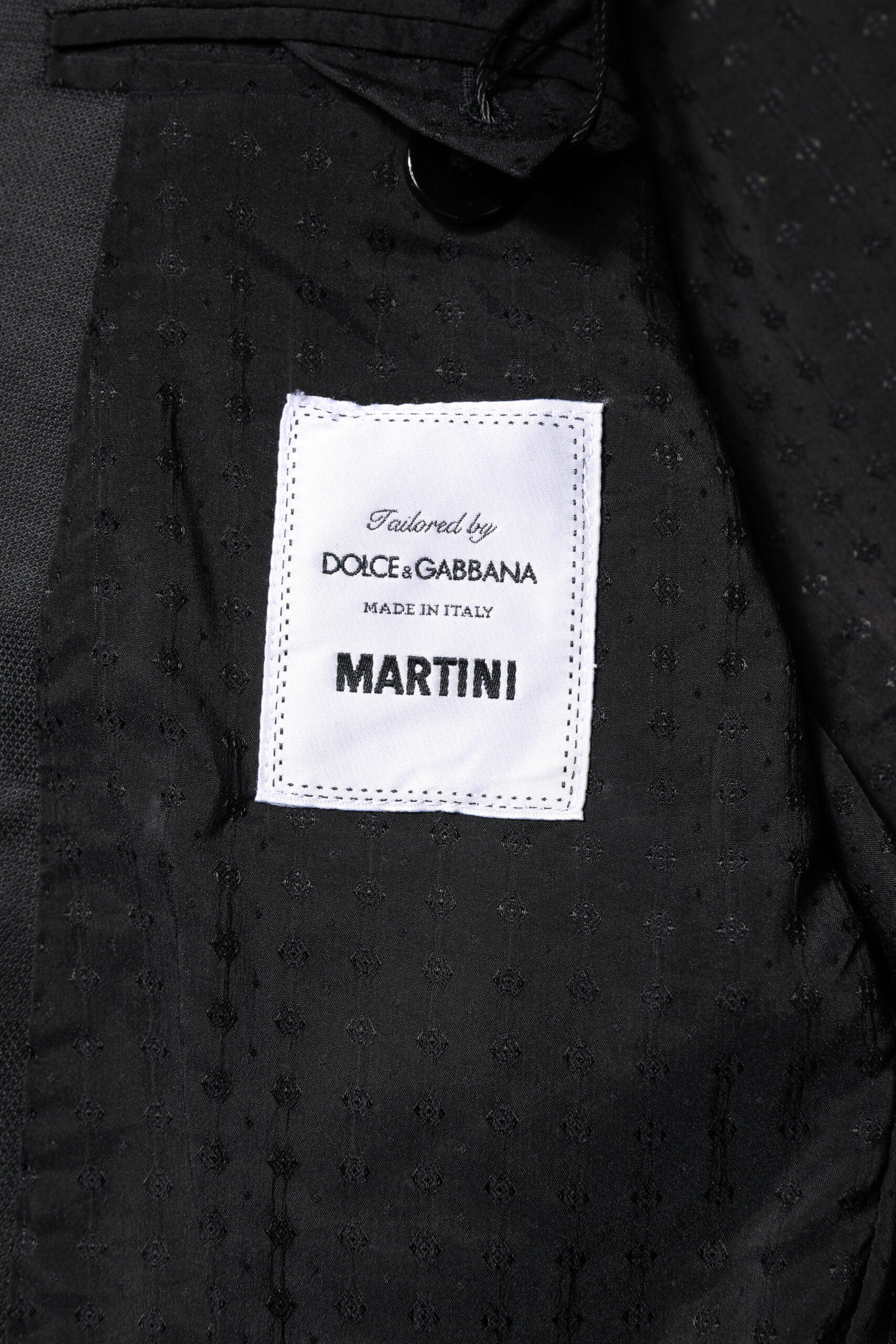 Costume homme Dolce & Gabbana Martini gris foncé à deux pièces, veste croisée simple, pantalon assorti.
