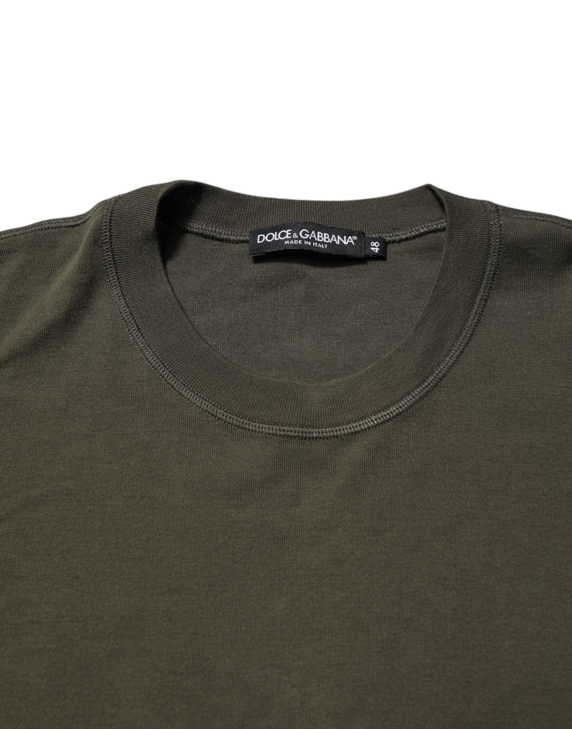 T-shirt à manches longues vert foncé Dolce & Gabbana avec col ras du cou, tissu en coton élégant visible sur l'image.