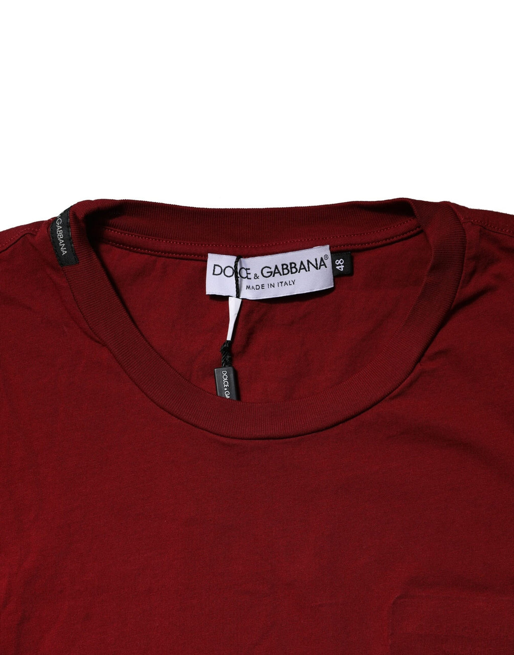 T-shirt homme à manches courtes et col rond en rouge foncé Dolce & Gabbana, style élégant et moderne.