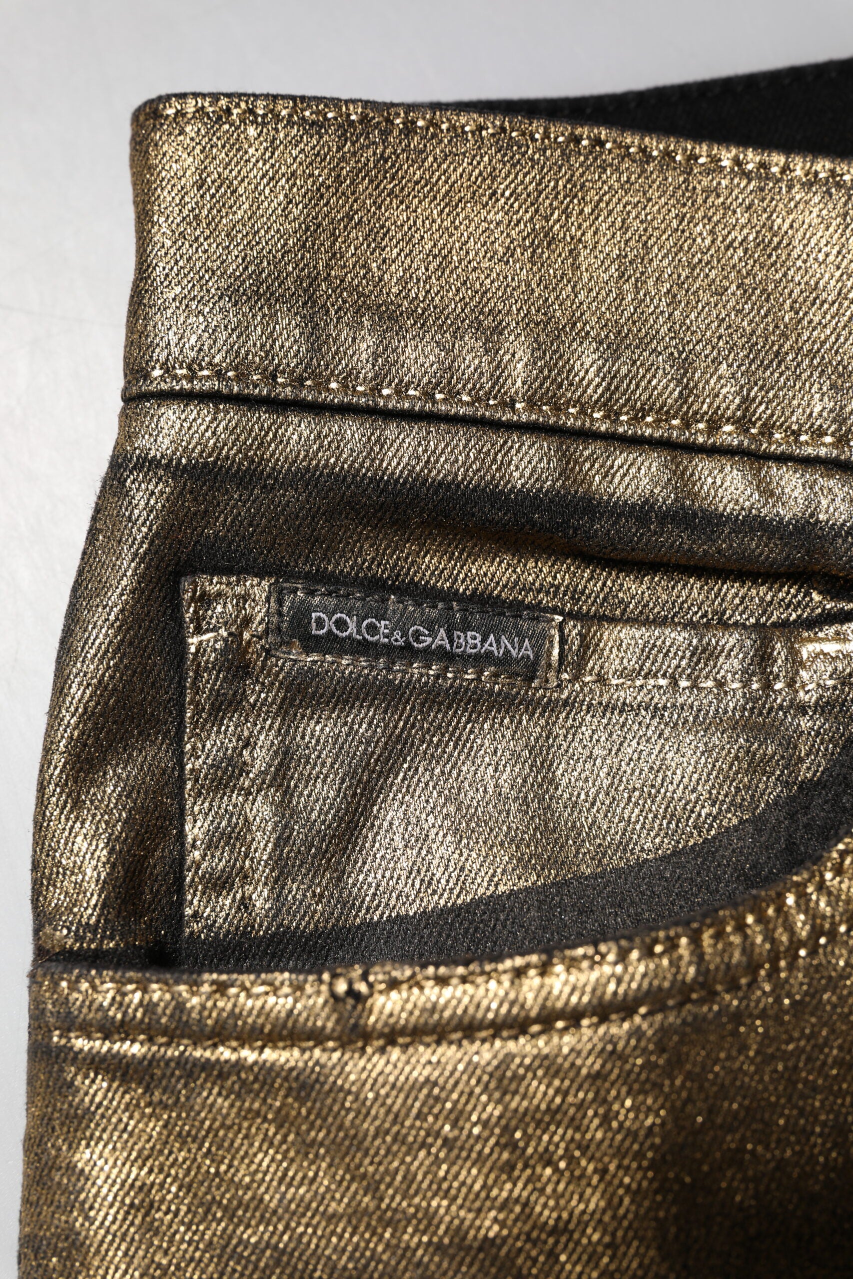 Jeans slim en denim tattered en coton stretch or de Dolce & Gabbana, style décontracté et tendance avec détails déchirés.