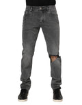 Jeans en denim gris Dolce & Gabbana avec plaque logo en coton et détails modernes, vue de face.