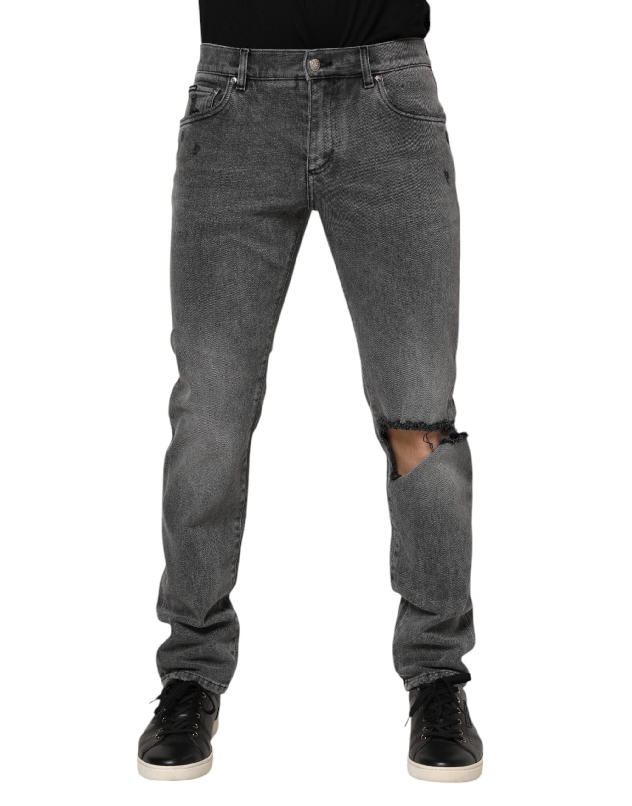 Jeans en denim gris Dolce & Gabbana avec plaque logo en coton, coupe classique et détails de style élégant.