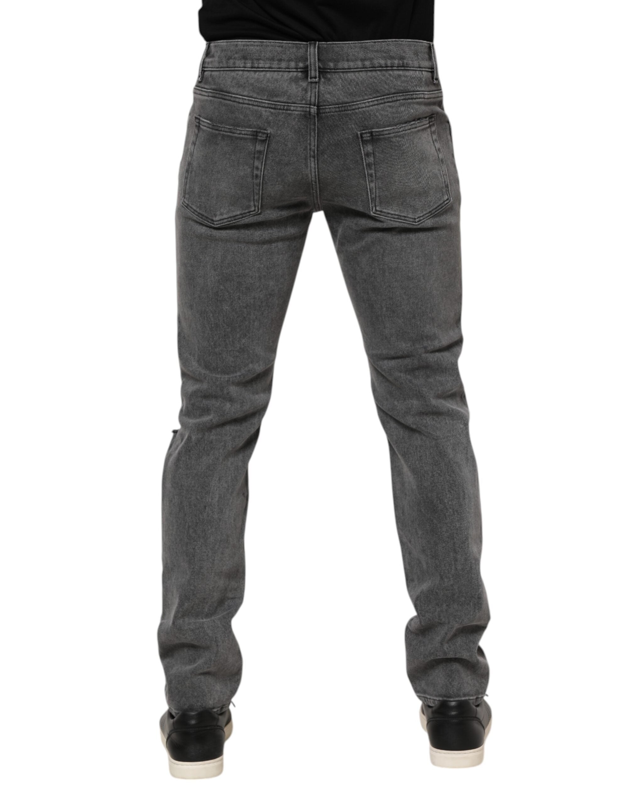 Jeans en denim gris Dolce & Gabbana avec logo en plaque en coton, style décontracté et moderne.
