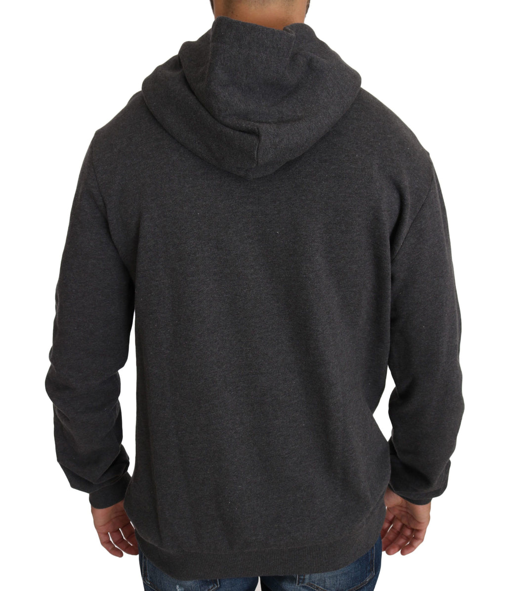Pull à capuche gris Dolce & Gabbana avec cœur en cristal rouge et motif arme, style luxueux et tendance.