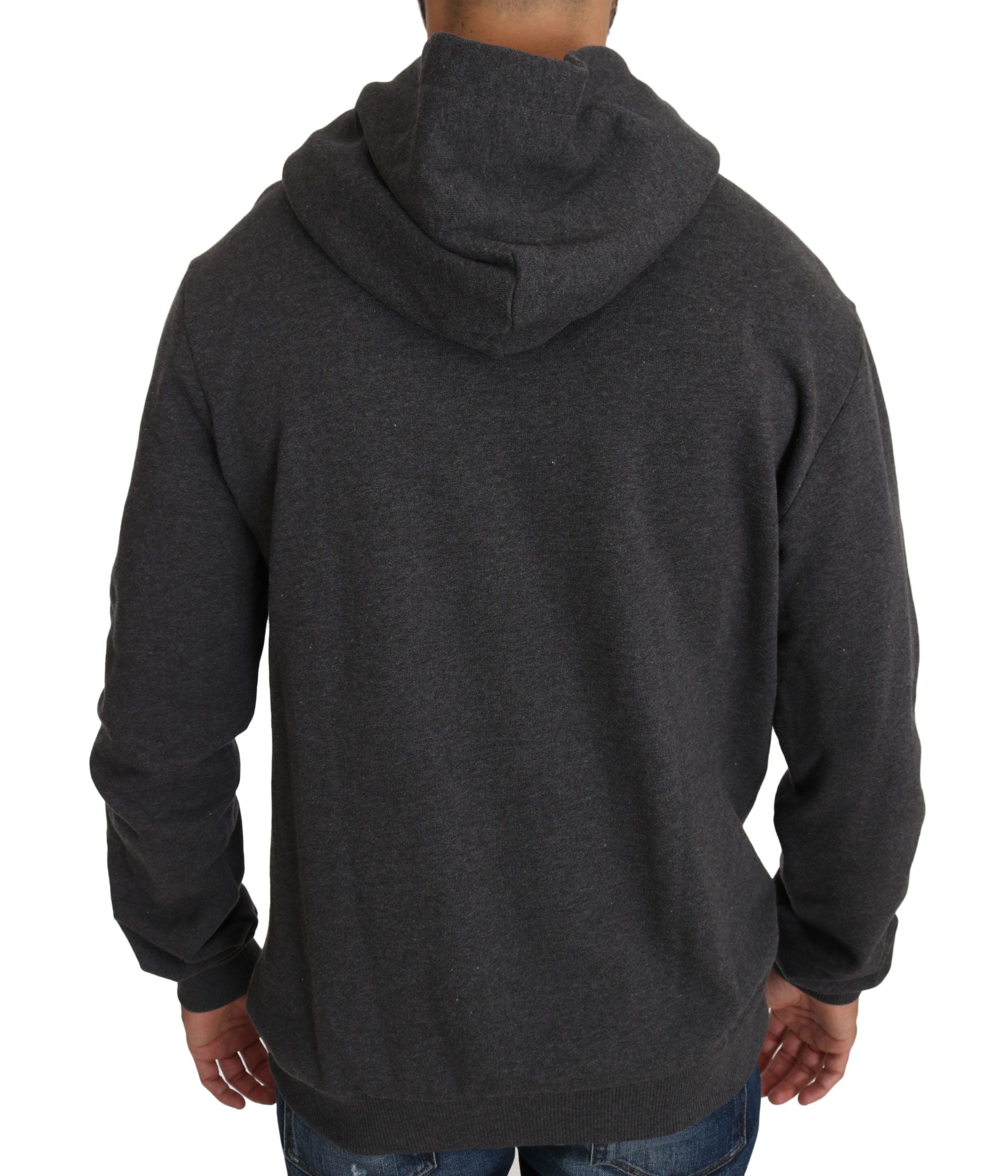 Pull à capuche gris Dolce & Gabbana avec cœur en cristal rouge et motif arme, style luxueux et tendance.