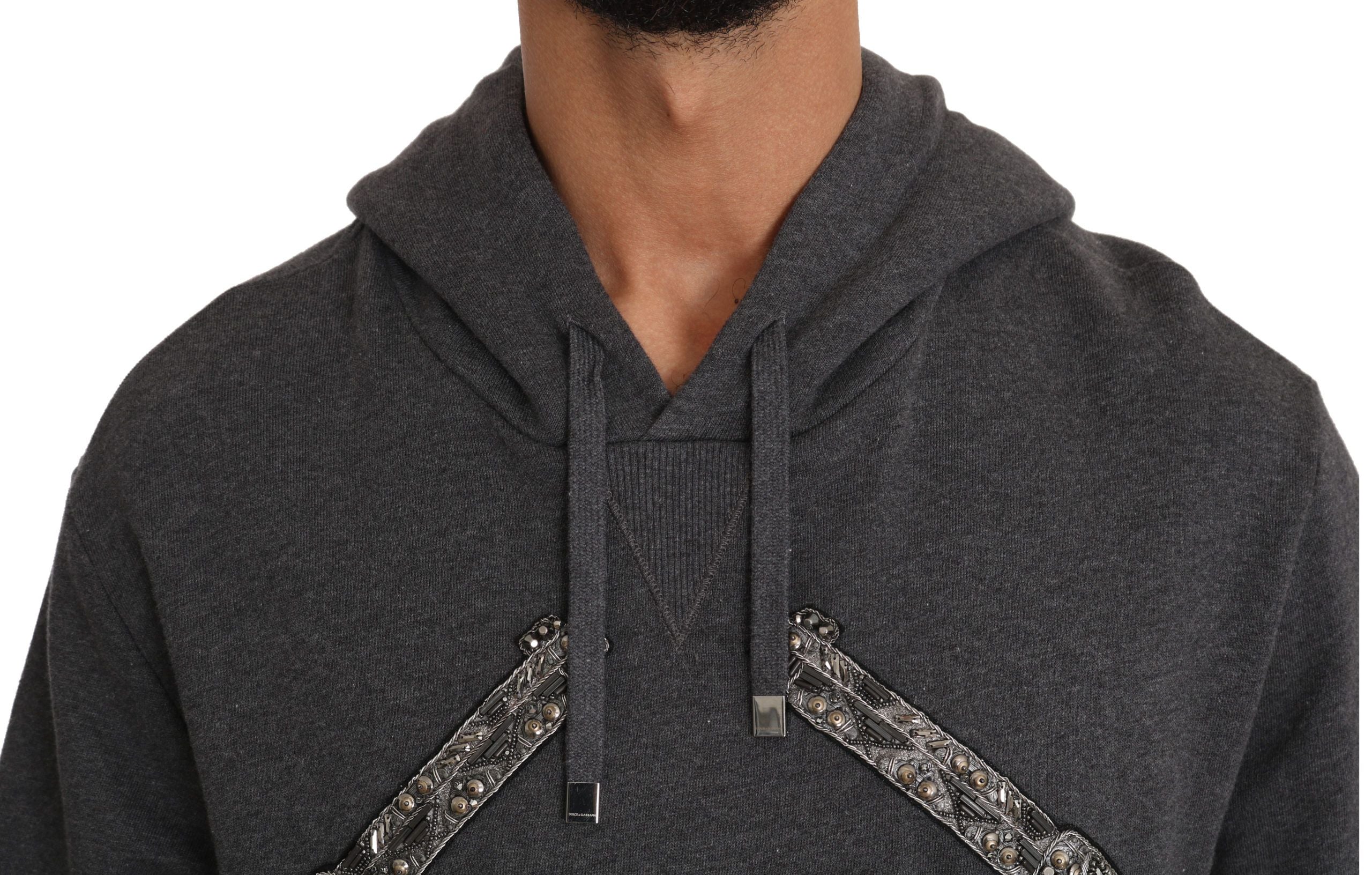 Pull Dolce & Gabbana gris à capuche avec cœur en cristal rouge, motif arme, style tendance et élégant.