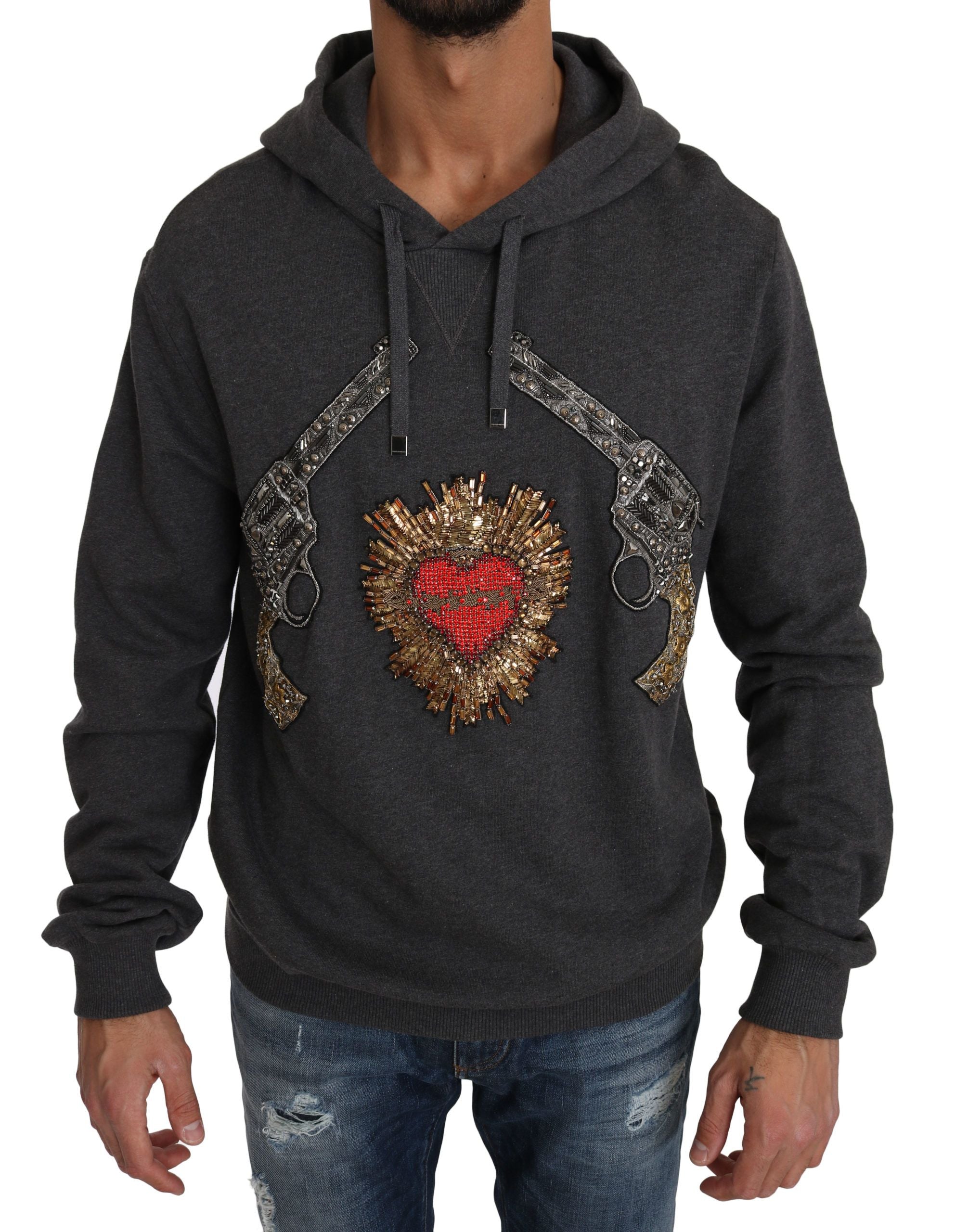 Pull Dolce & Gabbana gris à capuche avec cœur en cristal rouge et motif pistolet, style tendance et unique.