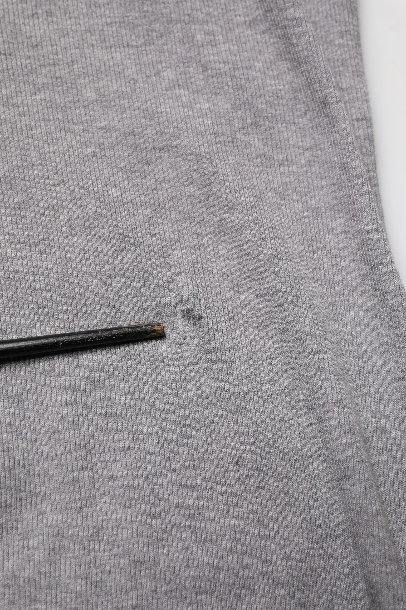 T-shirt Dolce & Gabbana à manches longues en coton gris rayé, style henley, ajusté et confortable.