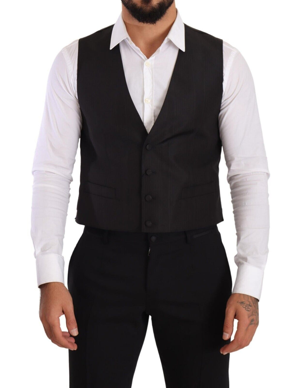 Gilet formel en soie gris de coupe slim, Dolce & Gabbana, porté sur un mannequin.