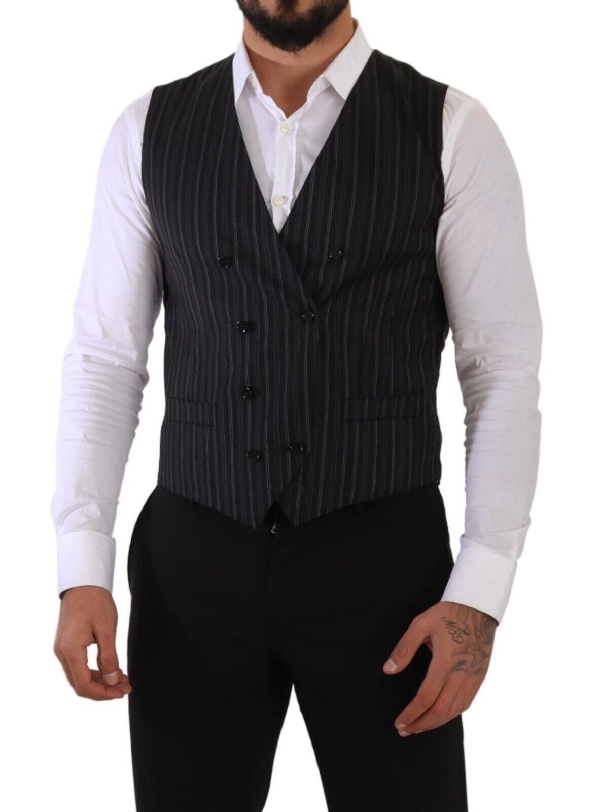 Gilet gris à rayures Dolce & Gabbana, double boutonnage, élégance masculine, porté sur un mannequin.