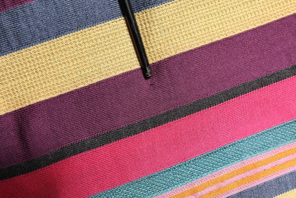 Polo homme Dolce & Gabbana à rayures multicolores avec col, tissu en coton, vue de face.