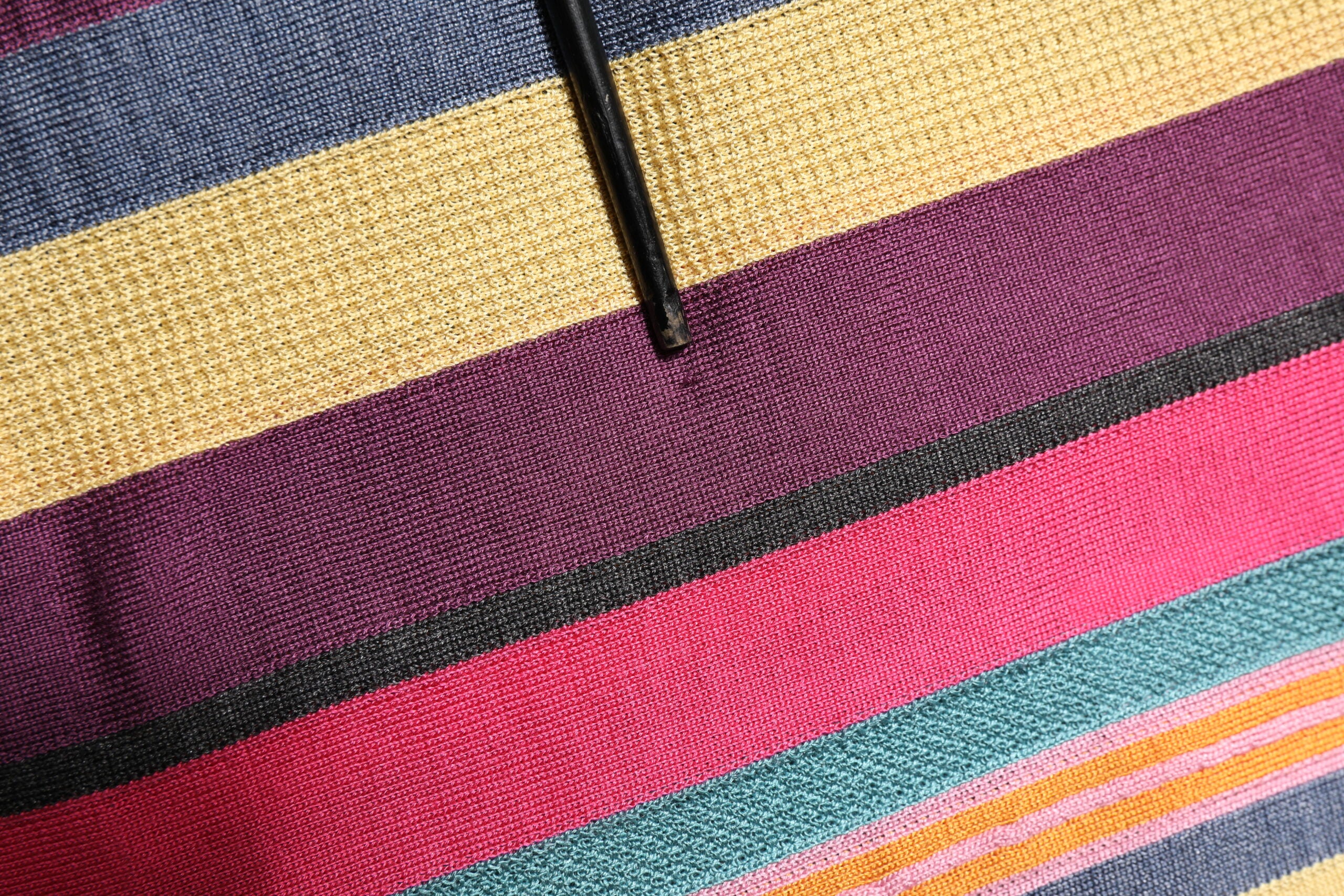 Polo homme Dolce & Gabbana à rayures multicolores avec col, tissu en coton, vue de face.