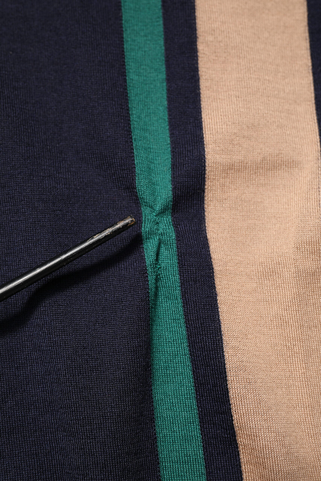 Pull à col rond Dolce & Gabbana à rayures multicolores, laine douce et coupe classique, parfait pour un style élégant.