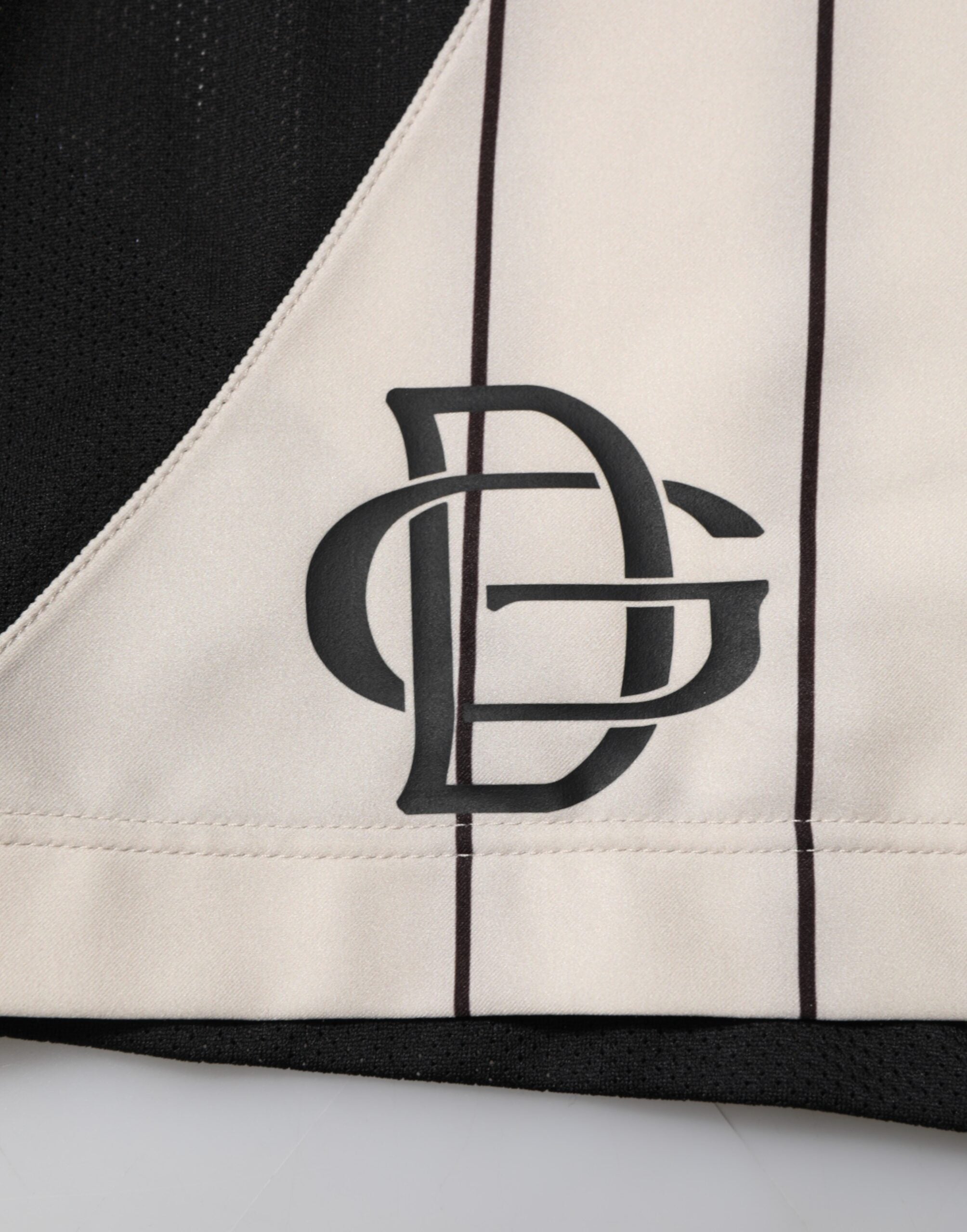 Shorts en polyester blanc Dolce & Gabbana avec logo DG, sweatshorts décontractés, vue avant.