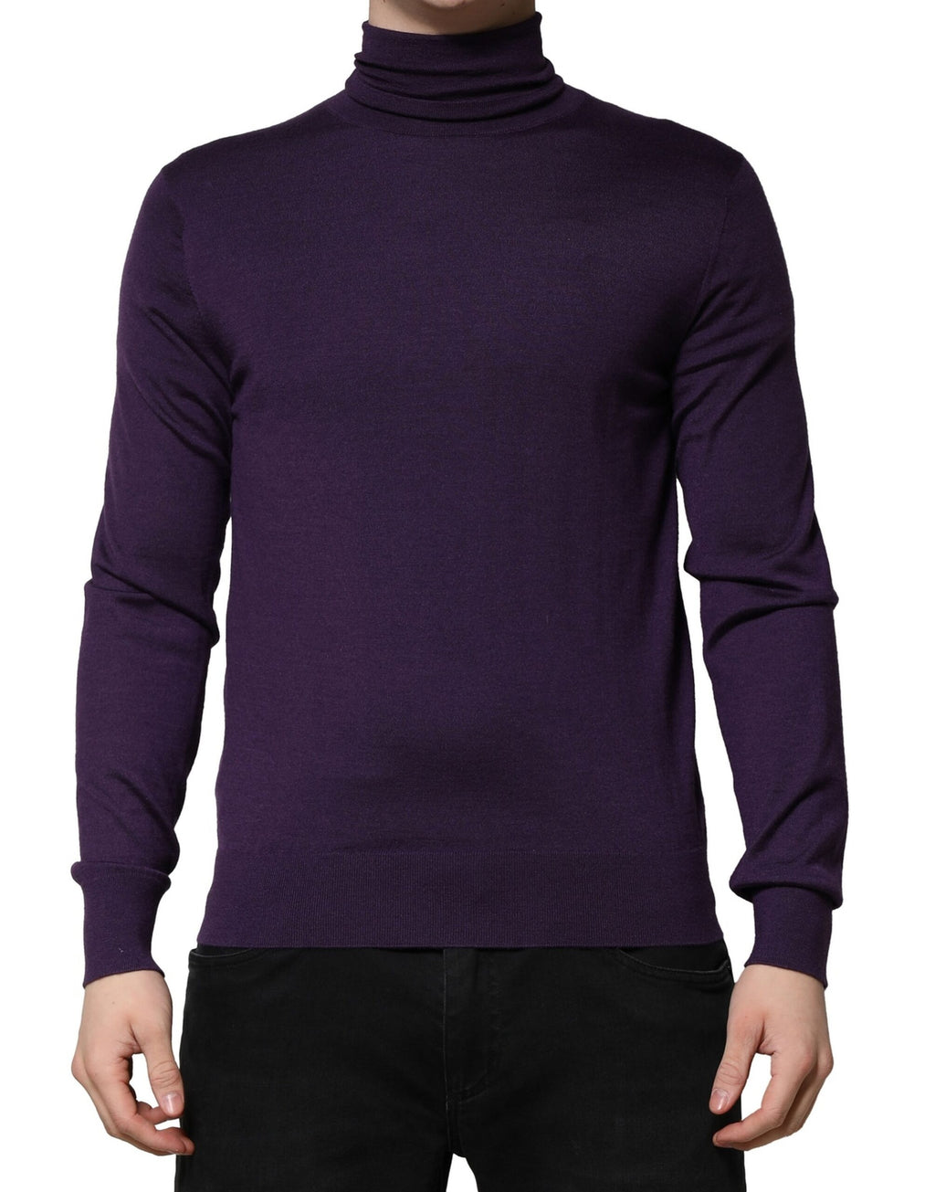 Pull en cachemire violet Dolce & Gabbana, col roulé, douceur et élégance visible sur ce pull élégant.