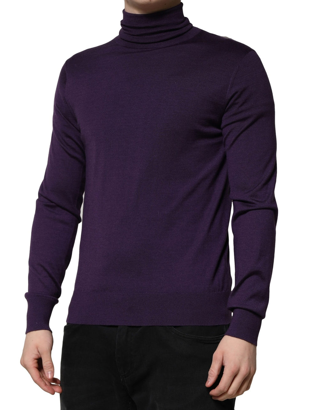 Pull-over en cachemire violet Dolce & Gabbana avec col roulé, doux et élégant, porté sur un mannequin.