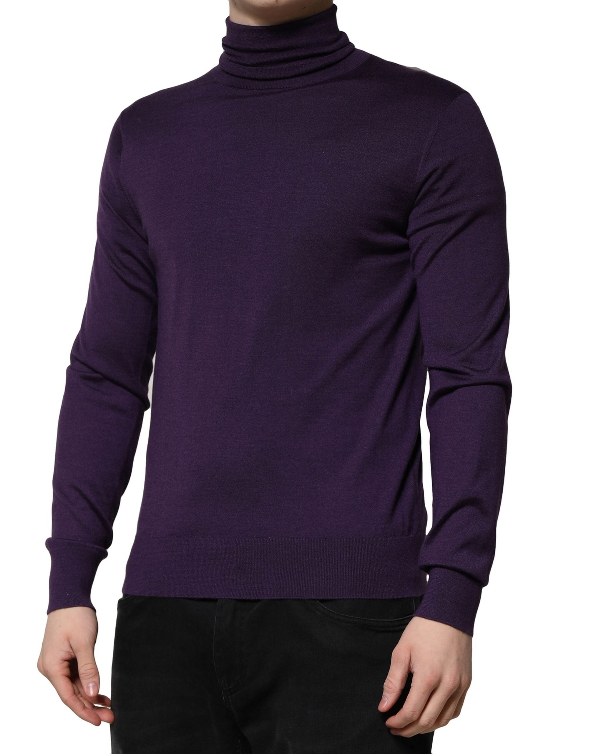 Pull-over en cachemire violet Dolce & Gabbana avec col roulé, doux et élégant, porté sur un mannequin.