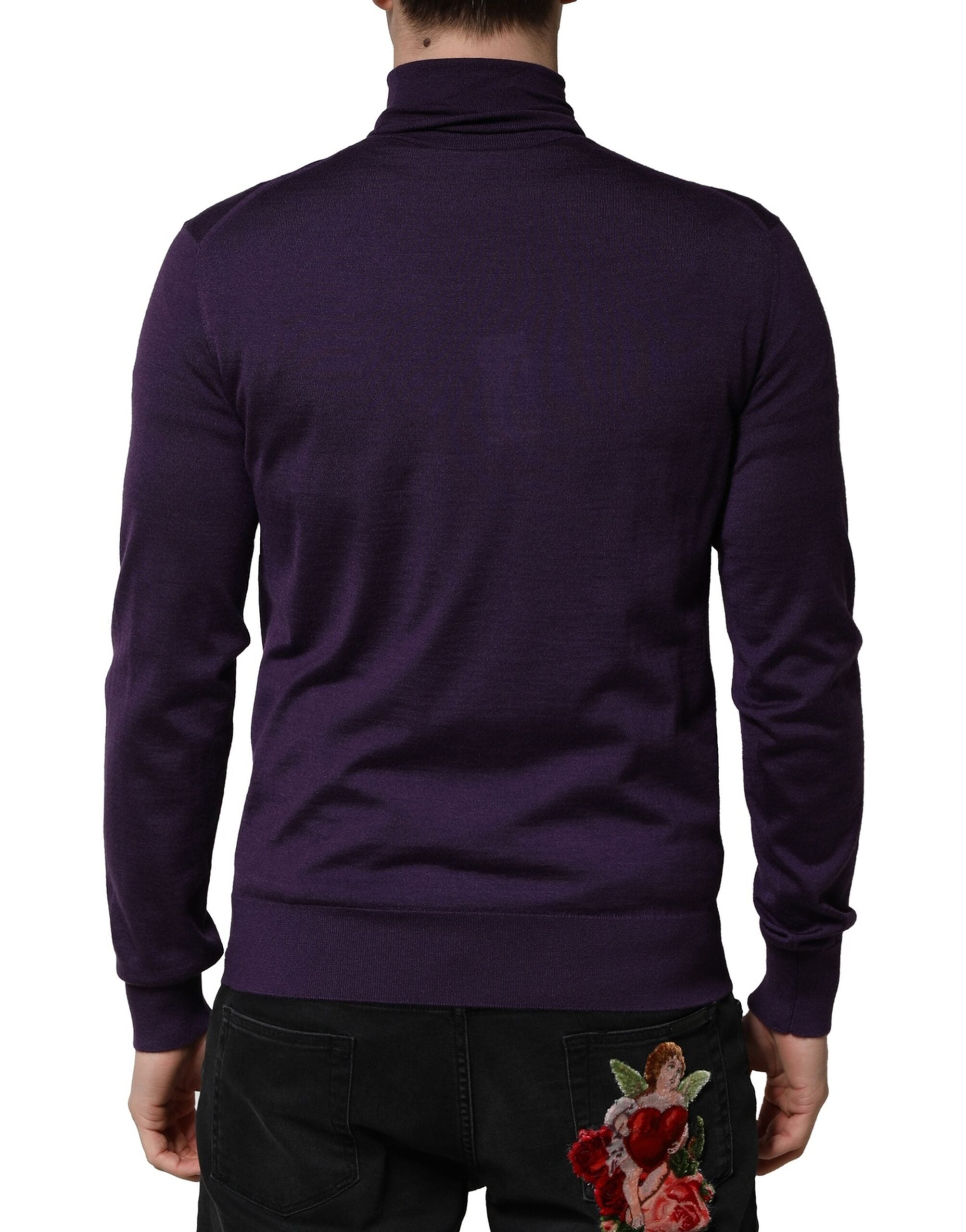 Pull en cachemire violet Dolce & Gabbana, col roulé, douceur et élégance, visible en gros plan.