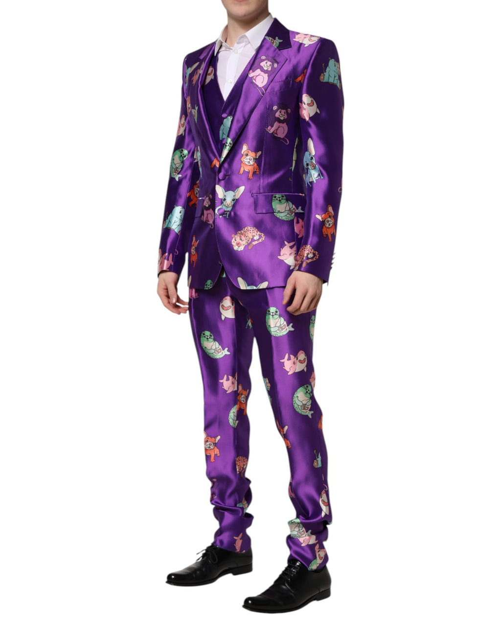 Costume en soie violette à motif animalier de Dolce & Gabbana, comprenant trois pièces élégantes.