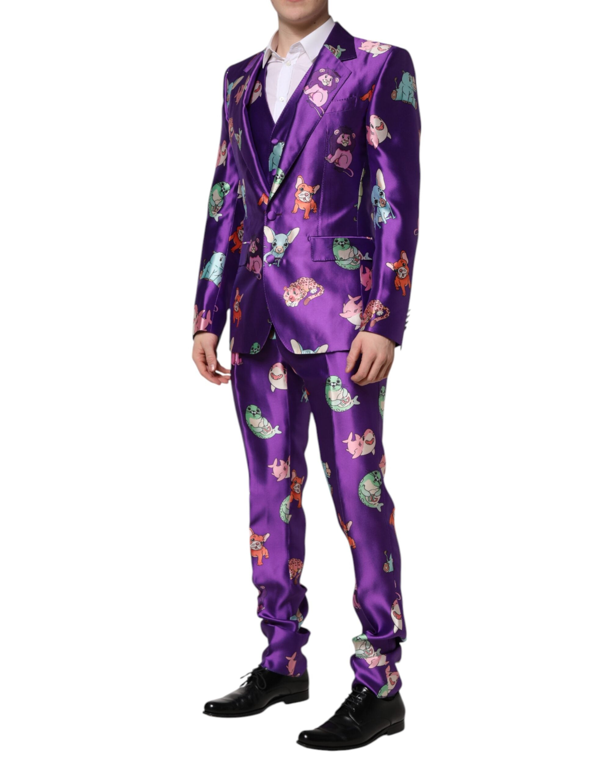 Costume en soie violette à motif animalier de Dolce & Gabbana, comprenant trois pièces élégantes.