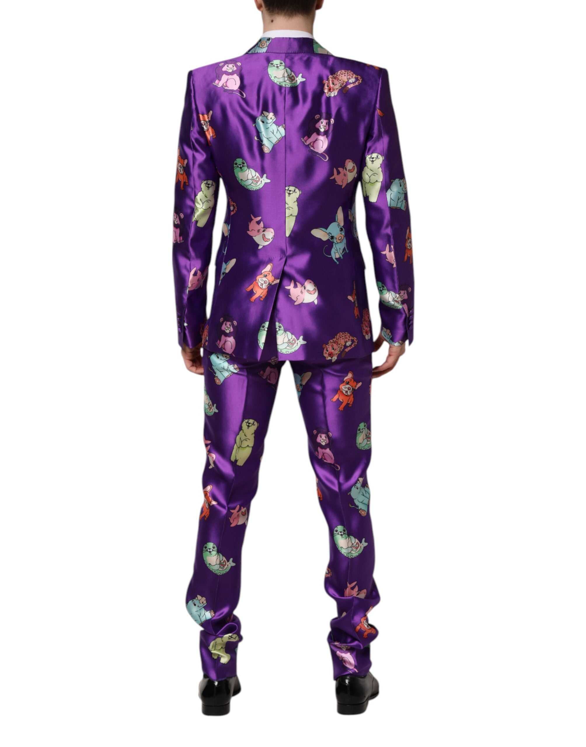 Costume en soie violette à imprimé animal de Dolce & Gabbana, comprenant trois pièces élégantes et tendance.