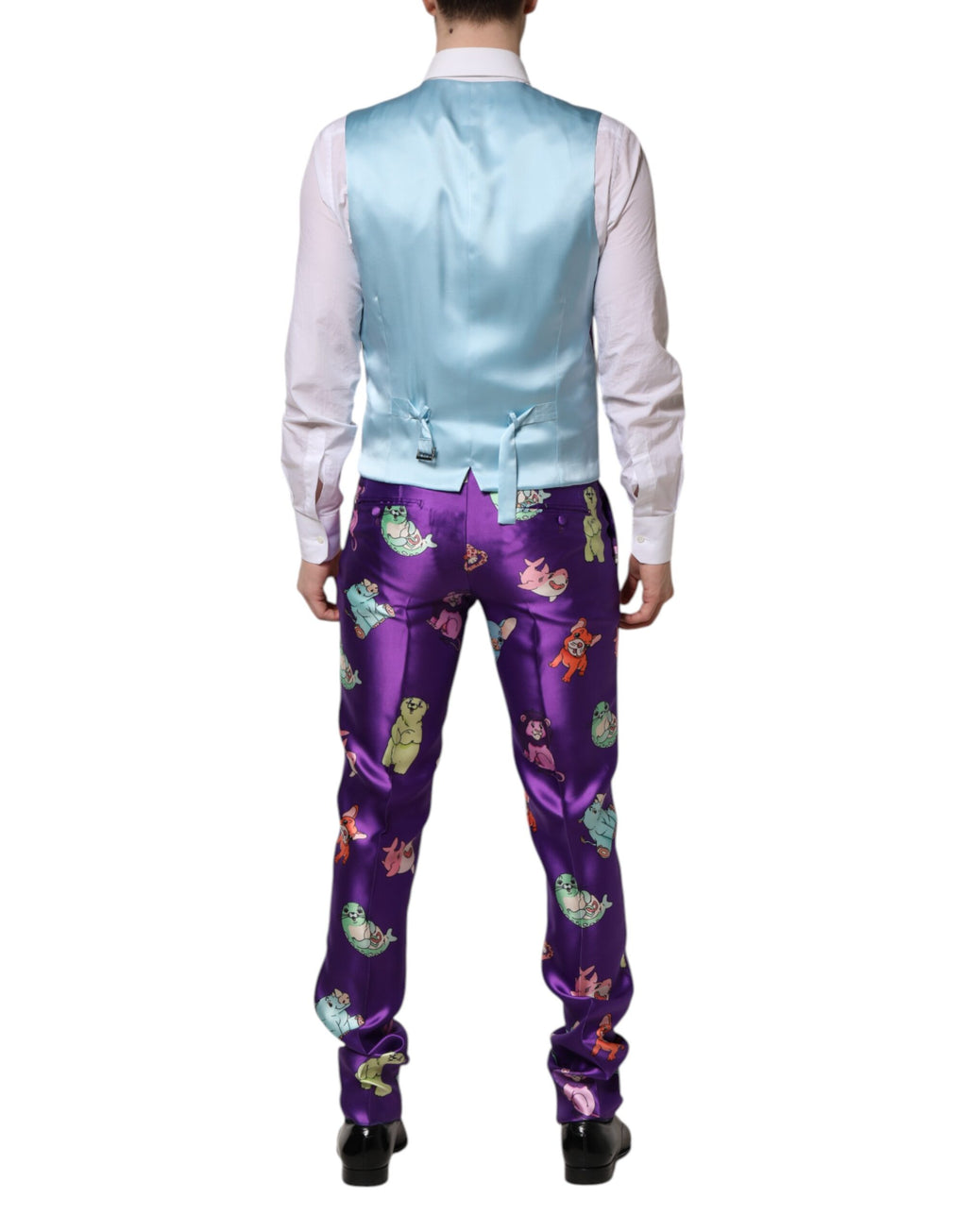 Costume trois pièces en soie violette avec motif animalier de Dolce & Gabbana, veste, pantalon et chemise assortis.