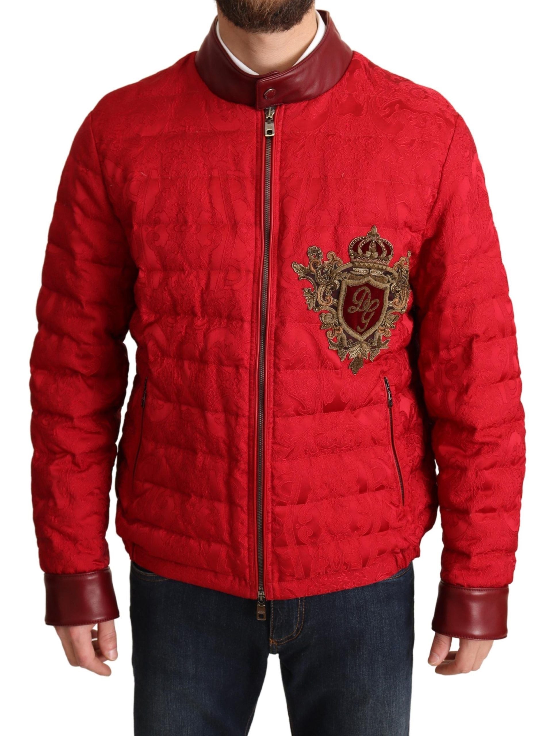 Veste bomber en brocart rouge Dolce & Gabbana avec logo de couronne dorée, veste élégante et sophistiquée.