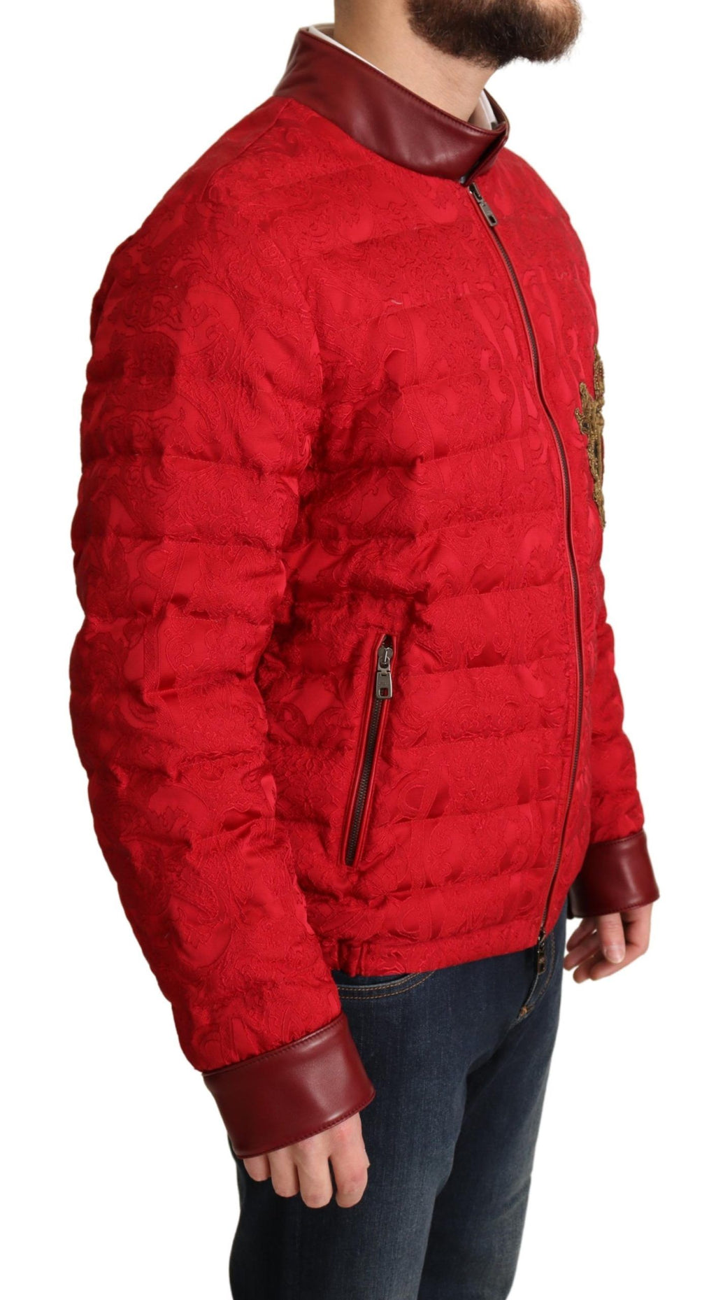 Veste bomber en brocart rouge Dolce & Gabbana avec logo couronne dorée, style élégant et luxueux.