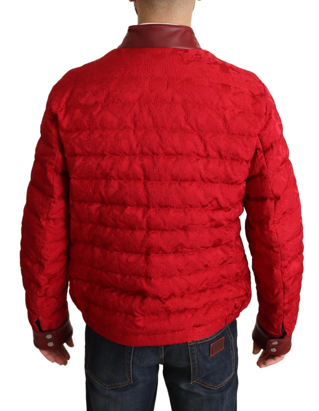 Veste bomber en brocart rouge Dolce & Gabbana avec logo or couronne, style élégant et luxueux, vue de face.