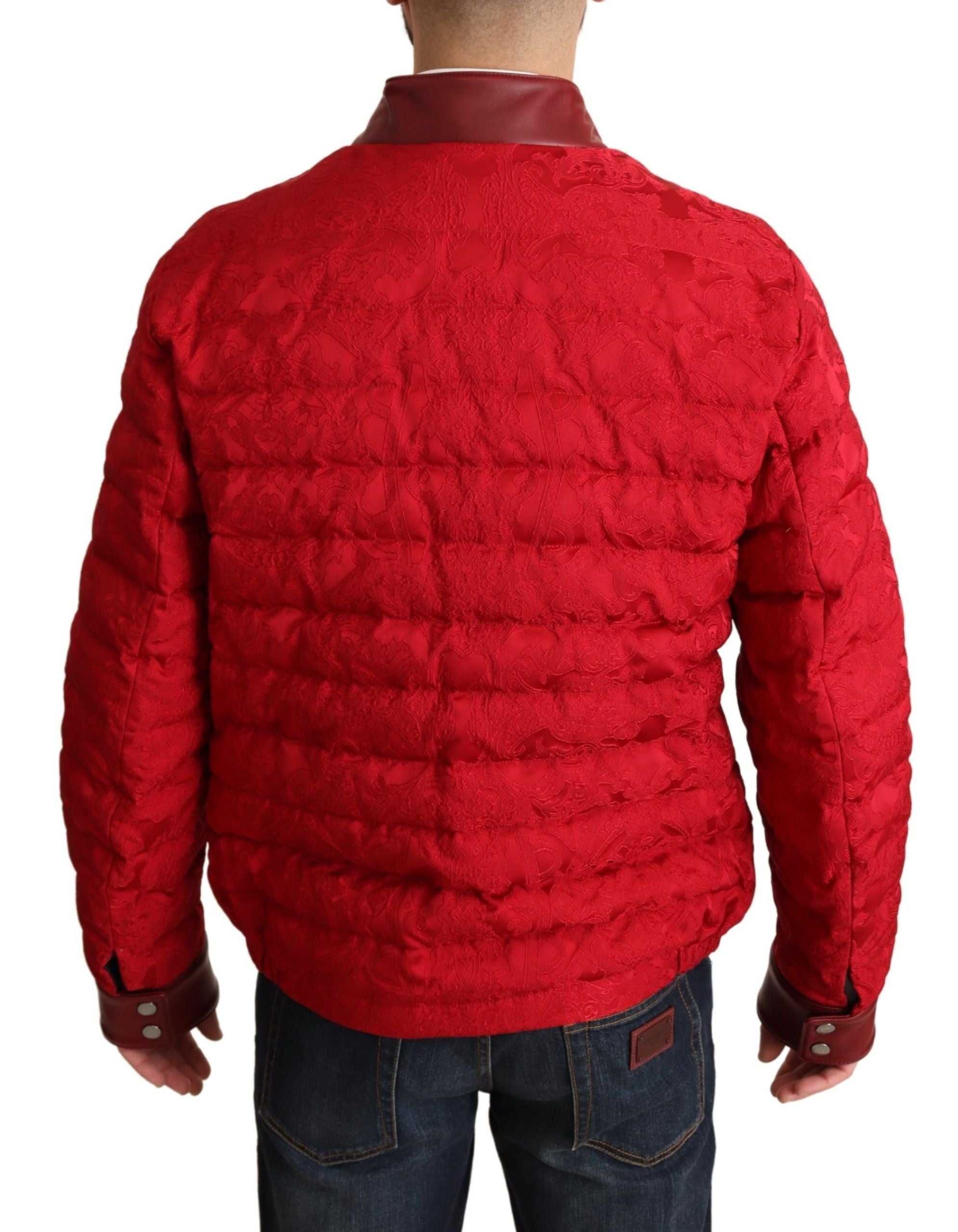 Veste bomber en brocart rouge Dolce & Gabbana avec logo or couronne, style élégant et luxueux, vue de face.