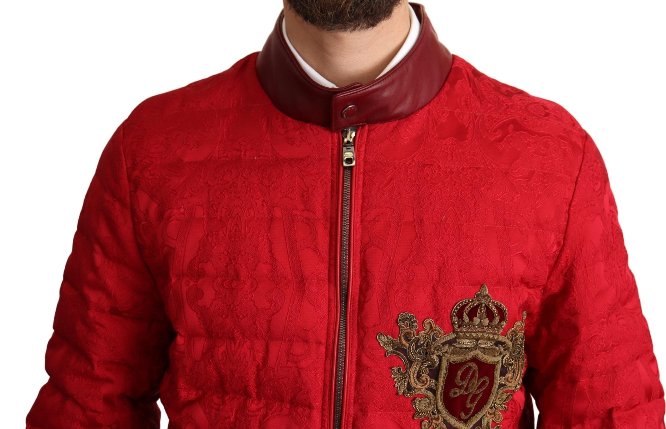 Veste bomber en brocart rouge Dolce & Gabbana avec logo couronne dorée, élégante et sophistiquée.
